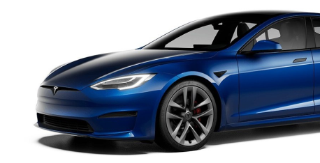 Синяя Tesla Model S на белом фоне вид спереди