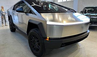 Tesla Cybertruck Cyberbeast серебристого цвета 2025 года на 20 колёсах фото 4