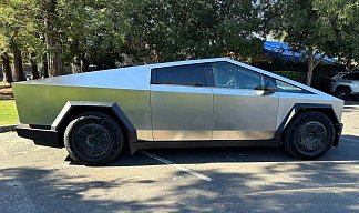 Tesla Cybertruck All-Wheel Drive серебристого цвета 2025 года на 20 колёсах фото 5