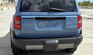 Toyota Land Cruiser Prado First Edition i-Force Max голубого цвета 2025 года на 18 колёсах фото 4