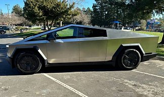 Tesla Cybertruck All-Wheel Drive серебристого цвета 2025 года на 20 колёсах фото 2