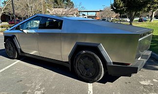 Tesla Cybertruck All-Wheel Drive серебристого цвета 2025 года на 20 колёсах фото 3