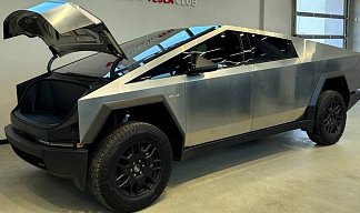Tesla Cybertruck Cyberbeast серебристого цвета 2025 года на 20 колёсах фото 3