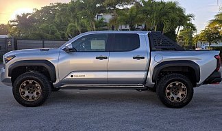 Toyota Tacoma 2.4 Hybrid i-Force AT Double Cab Limited серебристого цвета 2025 года на 18 колёсах фото 3