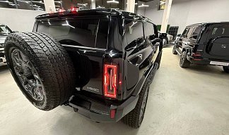 GMC Hummer SUV EV черного цвета 2024 года на 22 колёсах фото 5