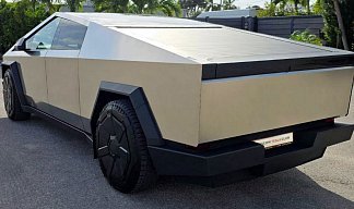 Tesla Cybertruck All-Wheel Drive серебристого цвета 2024 года на 20 колёсах фото 3