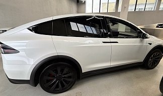 Tesla Model X Plaid белого цвета 2023 года на 20 колёсах фото 3