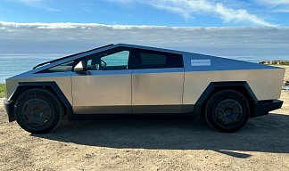 Tesla Cybertruck All-Wheel Drive серебристого цвета 2025 года на 20 колёсах фото 3