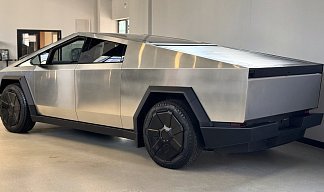 Tesla Cybertruck Cyberbeast Foundation Series серебристого цвета 2024 года на 20 колёсах фото 5