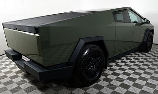 Tesla Cybertruck Foundation Series зеленого цвета 2024 года на 20 колёсах фото 2