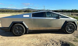 Tesla Cybertruck All-Wheel Drive серебристого цвета 2025 года на 20 колёсах фото 5