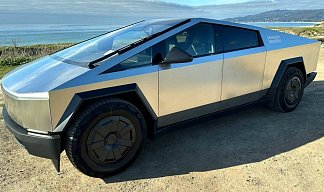 Tesla Cybertruck All-Wheel Drive серебристого цвета 2025 года фото 1