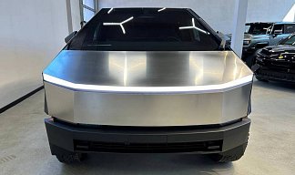 Tesla Cybertruck Cyberbeast серебристого цвета 2025 года на 20 колёсах фото 2