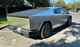 Tesla Cybertruck All-Wheel Drive серебристого цвета 2025 года на 20 колёсах фото 4