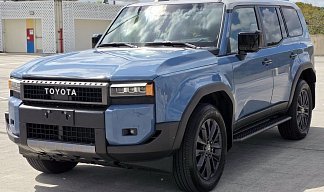 Toyota Land Cruiser Prado First Edition i-Force Max голубого цвета 2025 года на 18 колёсах фото 2