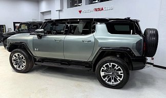 GMC Hummer SUV EV зеленого цвета 2024 года на 22 колёсах фото 2