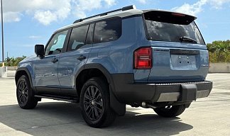 Toyota Land Cruiser Prado First Edition i-Force Max голубого цвета 2025 года на 18 колёсах фото 3