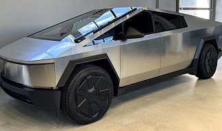 Tesla Cybertruck Cyberbeast Foundation Series серебристого цвета 2024 года фото 1