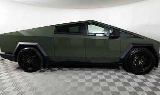 Tesla Cybertruck Foundation Series зеленого цвета 2024 года на 20 колёсах фото 3