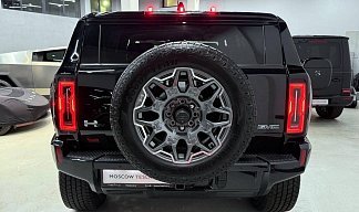 GMC Hummer SUV EV черного цвета 2024 года на 22 колёсах фото 4