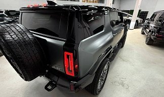 GMC Hummer SUV EV зеленого цвета 2024 года на 22 колёсах фото 3